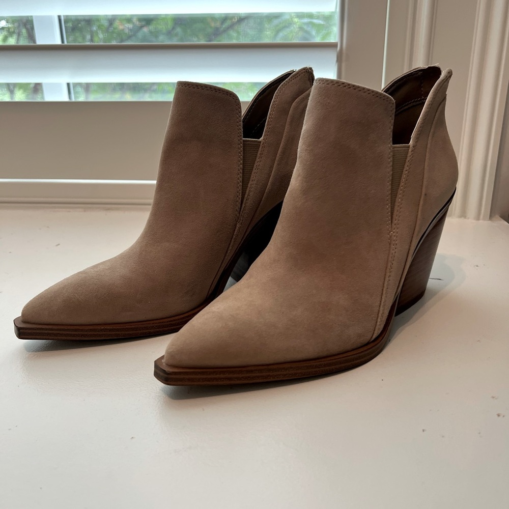 Like new Vince Camuto booties in tan suede size 7.5M/38